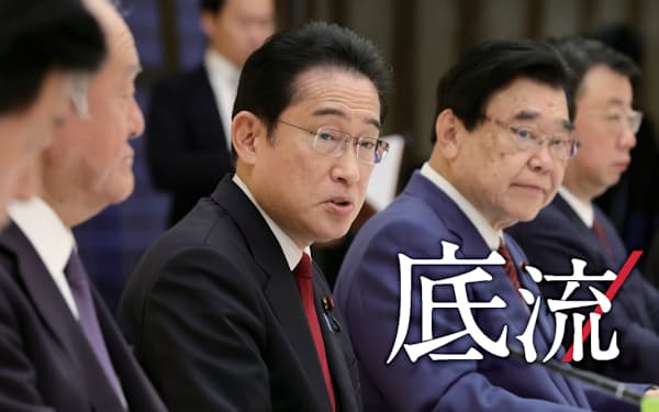 経済財政諮問会議で発言する岸田首相（3月30日、首相官邸）