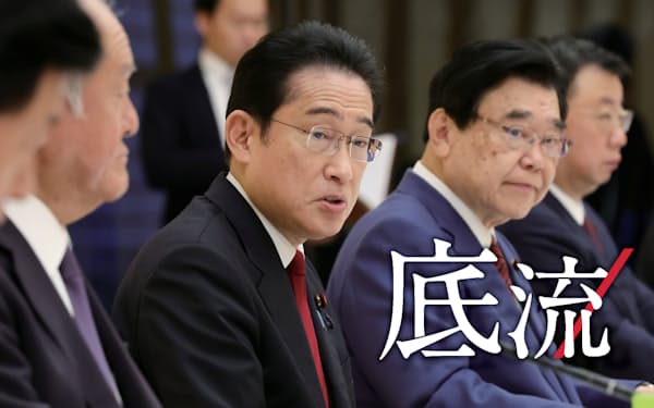 経済財政諮問会議で発言する岸田首相(3月30日、首相官邸)