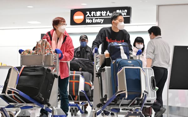 中国からの入国者に対する水際対策が緩和され、海外から入国した人たちで混雑する成田空港の国際線到着ロビー（1日）