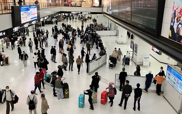 訪日外国人らでにぎわいを増す成田空港の国際線到着ロビー（2月）