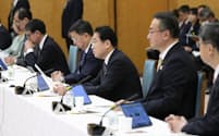 デジタル田園都市国家構想の実現会議の会合であいさつする岸田首相(中央)=31日午前、首相官邸