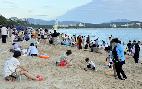 中国のリゾート地、海南省三亜市のビーチでくつろぐ人々（１月）＝ロイター
