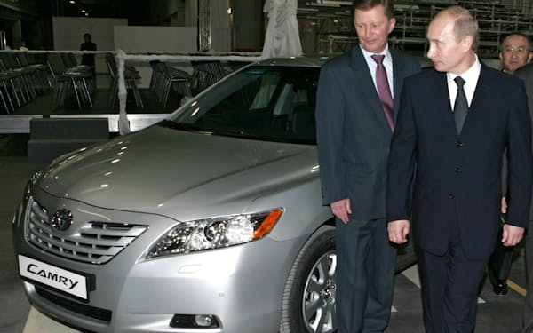 トヨタのサンクトペテルブルク工場を視察するロシアのプーチン大統領（2007年12月）＝ロイター