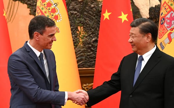 北京の人民大会堂で握手を交わすスペインのサンチェス首相㊧と中国の習近平国家主席（31日）＝スペイン首相官邸提供・ロイター