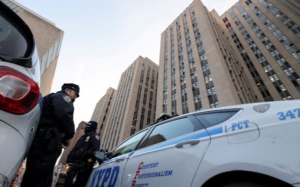 マンハッタン地区検察の建物前でニューヨーク市警が警戒を強めている＝ロイター