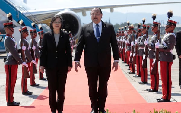 台湾の蔡英文総統（写真左）をグアテマラのジャマテイ大統領が出迎えた＝グアテマラ大統領府・ロイター