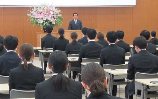 ベイシアの相木孝仁社長は入社式で新入社員に祝辞を贈った（1日、前橋市）