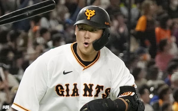 6回、本塁打を放ち、一塁に向かう巨人・中田翔(1日、東京ドーム)=共同