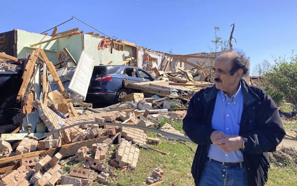 1日、米アーカンソー州で、竜巻によって破壊された自宅の前に立つ男性＝AP