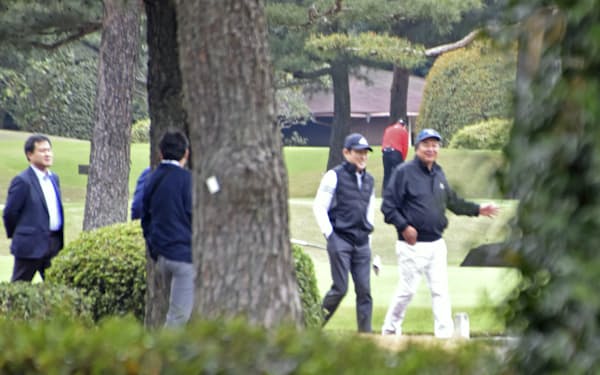 ゴルフを楽しむ岸田首相（右から2人目）ら（2日、茨城県つくばみらい市）＝共同