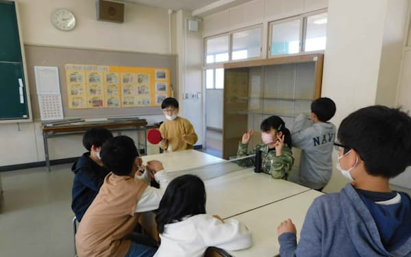 学校内でアフタースクールの時間を過ごす児童(千葉市の小学校)
