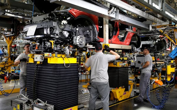 英国の自動車生産が落ち込んでいる（19年、日産自動車のサンダーランド工場）＝ロイター