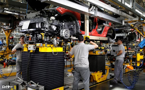 英国の自動車生産が落ち込んでいる(19年、日産自動車のサンダーランド工場)=ロイター