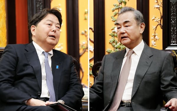 林外相（左）は中国外交担当トップの王毅共産党政治局員（右）とも会談した（2日、北京の釣魚台迎賓館）＝共同