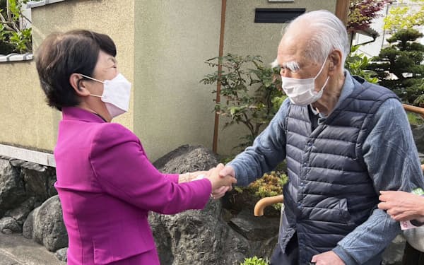 村山元首相（右）と握手する社民党の福島党首＝2日午後、大分市