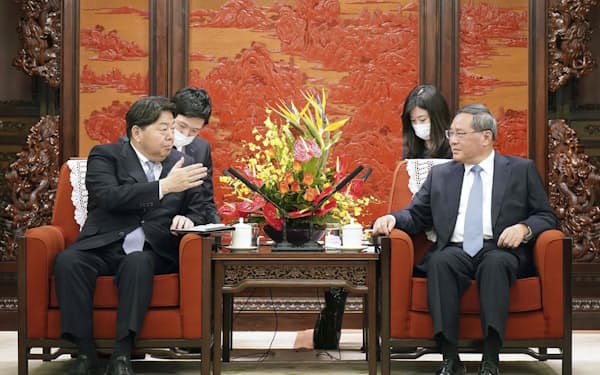 中国の李強首相（右）と面会する林外相（2日、北京の中南海）＝代表撮影・共同