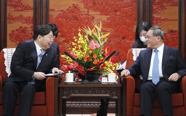 中国の李強首相（右）と面会する林外相＝2日、北京の中南海（代表撮影・共同）