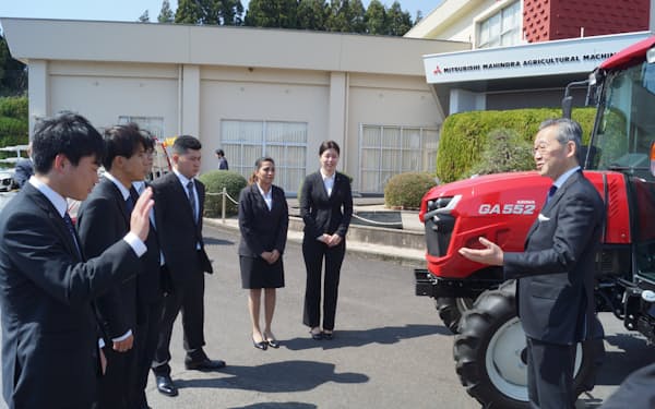 入社式後、新入社員と話をする三菱マヒンドラ農機の斎藤社長㊨