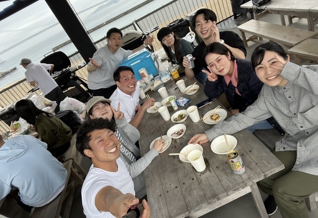 仲間と楽しむ堤さん