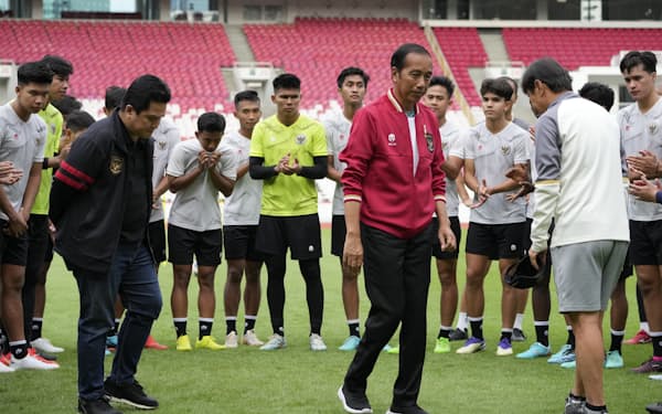 インドネシアのジョコ大統領はU-20W杯の中止を受けて同国代表チームを励ました（1日、ジャカルタ）＝AP