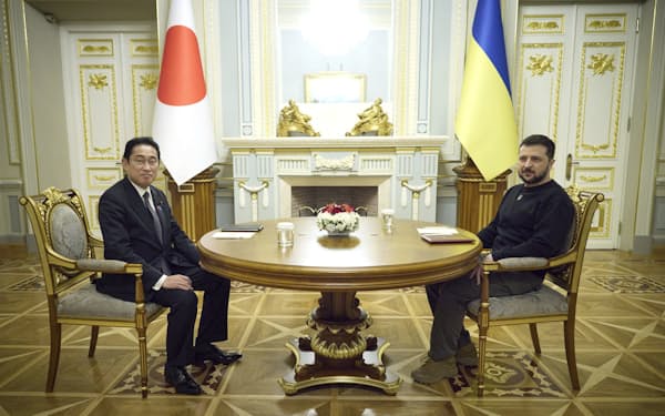 3月21日、ウクライナの首都キーウでゼレンスキー大統領（右）と会談する岸田首相＝ウクライナ大統領府提供・ロイター
