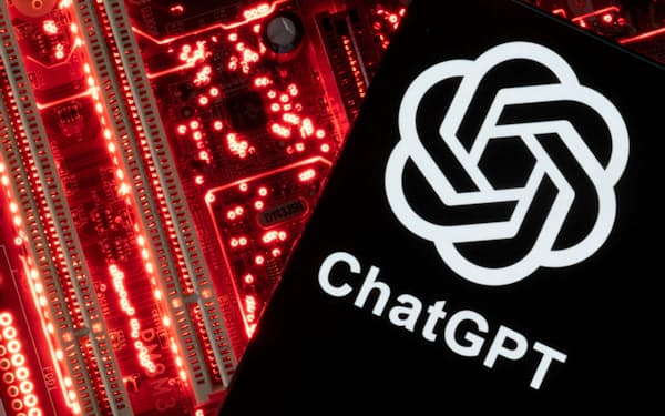 ChatGPTロゴとコンピューターのマザーボード＝ロイター