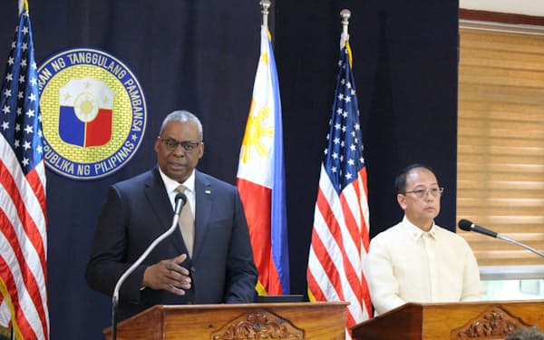 オースティン米国防長官（写真㊧）がフィリピンを訪問した際、巡回駐留拠点を4カ所増やすことで合意した（2月2日、マニラ）