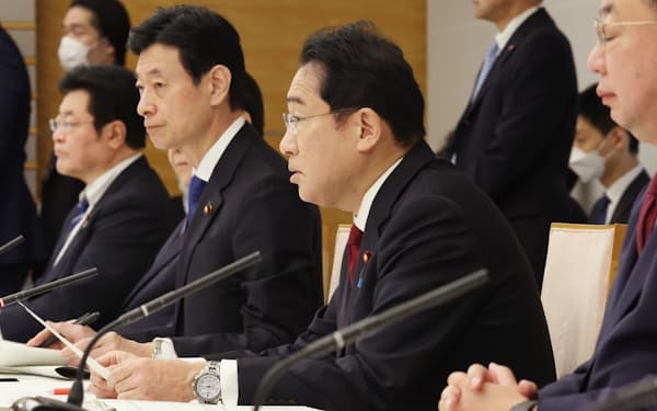 再生可能エネルギー・水素等関係閣僚会議で発言する岸田首相（4日午前、首相官邸）