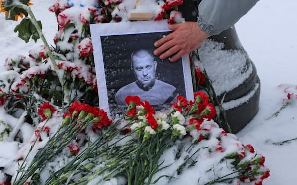 カフェ爆発で殺害された軍事ブロガーの遺影（3日、ロシア・サンクトペテルブルク）＝ロイター
