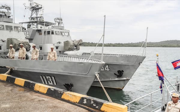 リアム海軍基地に停泊するカンボジア海軍の巡視艇と兵士（2019年6月）=AP