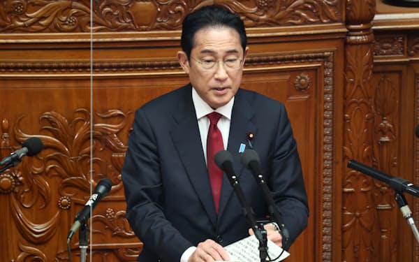 衆院本会議で防衛3文書について報告する岸田首相（4日）