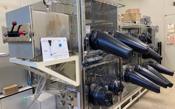大阪公立大の全固体電池研究所は大気に触れずに電池材料を作製できる装置を持つ