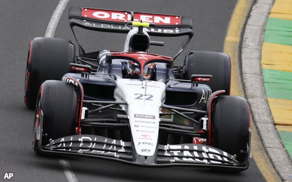 F1シリーズ第3戦、オーストラリア・グランプリで走行するアルファタウリの角田=AP