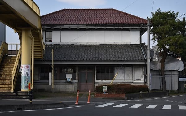 旧黒須銀行は老朽化が進み、現在は建物として使われていない（埼玉県入間市）