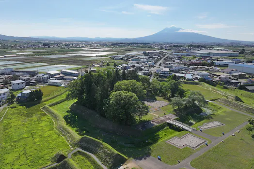 為信が津軽地方統一後に本拠とした堀越城の跡は公園として整備されている。右奥は岩木山=小園雅之 為信が津軽地方統一後に本拠とした堀越城の跡は公園として整備されている。右奥は岩木山=小園雅之