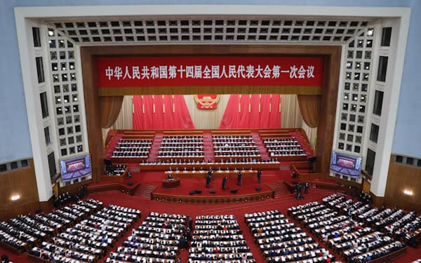 人民大会堂で行われた全人代の開幕式(5日、北京)=比奈田悠佑撮影