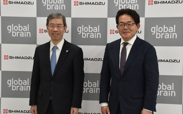 島津製作所の糸井弘人常務執行役員兼CTO（左）とグローバル・ブレインの百合本安彦CEO（5日、京都市）