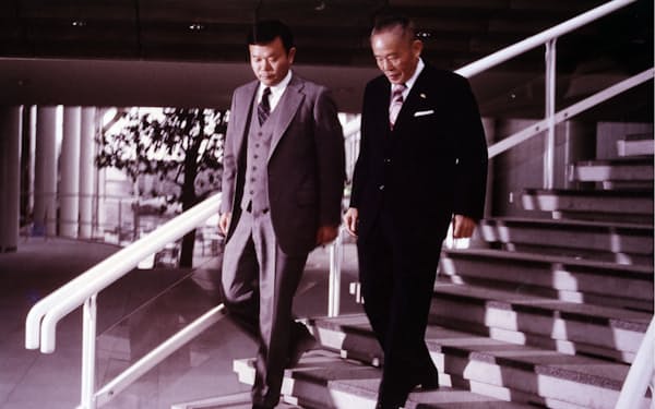 当時社長の父、忠雄（右）と（1985年、富山県黒部市のＹＫＫ50ビル）