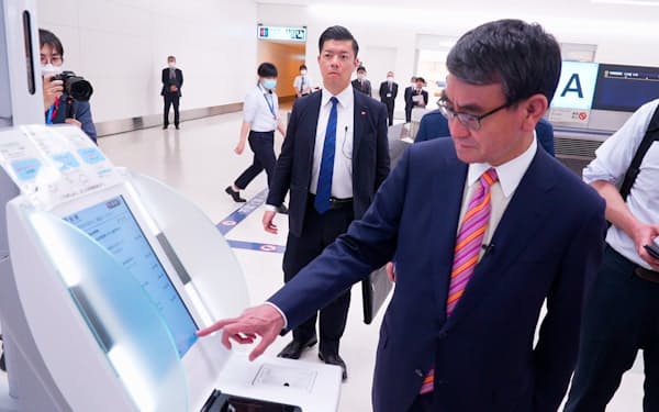 羽田空港の税関で電子申告を体験する河野太郎デジタル相（5日、デジタル庁提供）