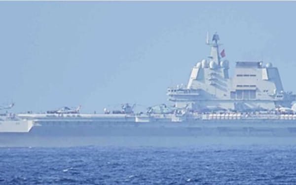 中国海軍の空母「山東」＝防衛省提供