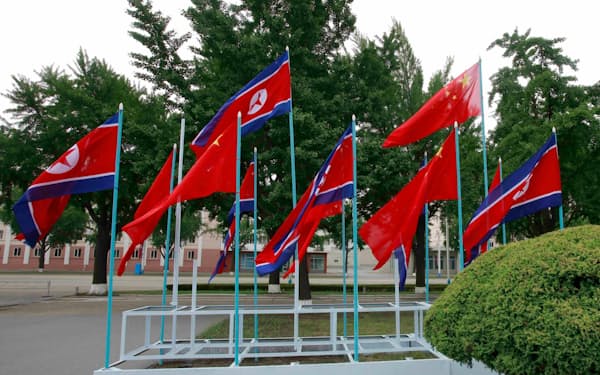 中国と北朝鮮の国旗（平壌、2019年）=AP