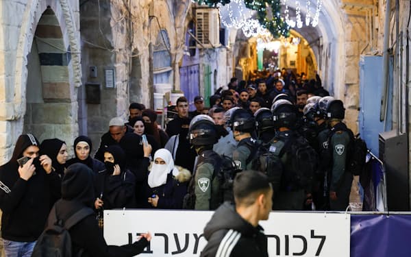 アルアクサ・モスク周辺で警戒するイスラエル警察（5日、エルサレム旧市街）＝ロイター