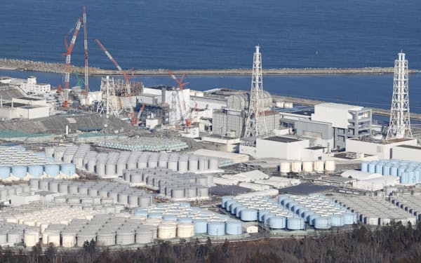 東京電力福島第1原発の敷地内に並ぶ処理水のタンク＝共同