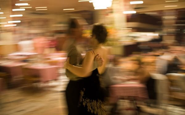 ダンスなどの運動は、年齢を重ねても、充実した人生を送る助けになる。（PHOTOGRAPH BY SOPHIE CHIVET, AGENCE VU/REDUX）