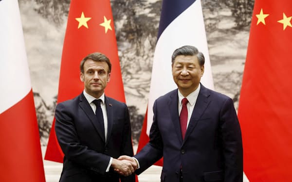 訪中したフランスのマクロン大統領㊧と握手する中国の習近平国家主席（6日、北京の人民大会堂）＝ロイター