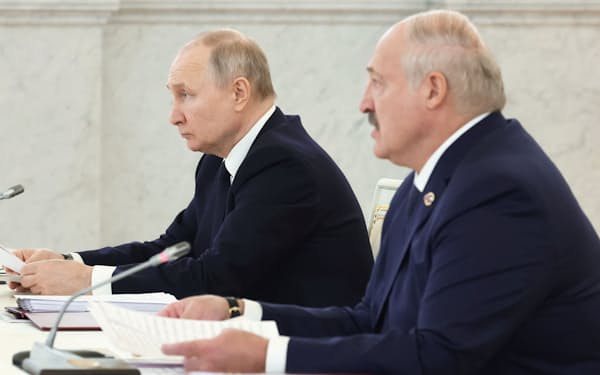 ６日、ロシアのプーチン大統領㊧とベラルーシのルカシェンコ大統領は連合国家の最高国家評議会に出席した＝ロイター