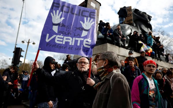 6日、フランスでは政府の年金改革に反対するストやデモが全土で広がった（パリ）=ロイター