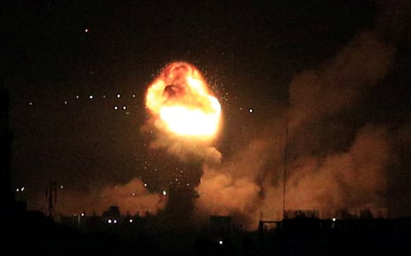 イスラエルへの攻撃で煙と炎が上がる様子（６日、パレスチナ自治区ガザ）＝ロイター