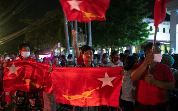 スーチー氏率いるNLDは前回の総選挙で改選議席の8割超を獲得して圧勝した（2020年11月、ヤンゴンのNLD本部前に集まった支持者）＝ロイター