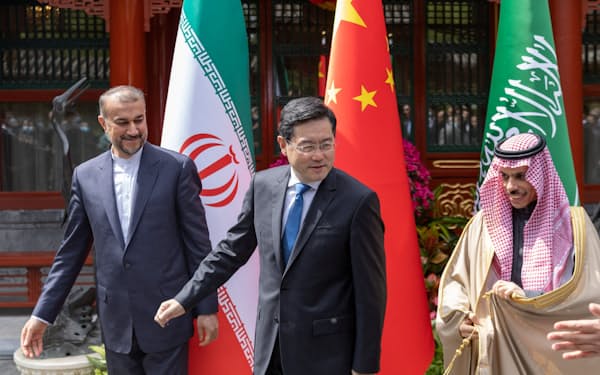 ６日に北京で会談したイラン、中国、サウジの外相＝ロイター
